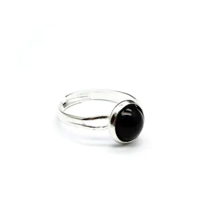 Vista dettagliata di un anello regolabile in argento con gemma di onice nera