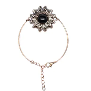 Detailansicht eines antiken Bronze-Blumenarmbands mit einem schwarzen Achat-Stein