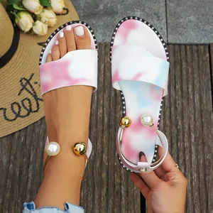 Vue détaillée de sandales plates tie-dye avec perles géantes et anneau en métal doré