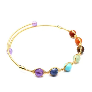 Vista dettagliata del bracciale artigianale in oro 14K con pietre naturali dei chakra.