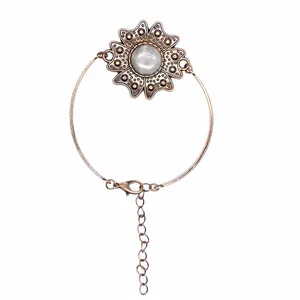 Vintage Armreif aus antiker Bronze mit Sonnenblumen-Design und natürlichem Rundstein