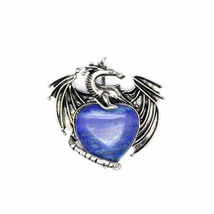 Detailansicht eines Drachenanhängers mit herzförmigem blauem Lapislazuli-Stein.
