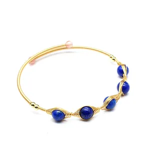Vista dettagliata del bracciale fatto a mano in oro 14K con perle di lapislazzuli.