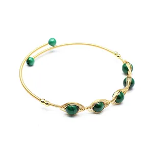 Dettaglio del bracciale artigianale in oro 14K con perle di malachite verde naturale