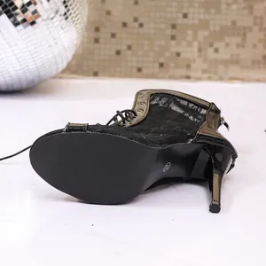 Dettaglio scarpe da ballo in rete nera con tacco a spillo e suola antiscivolo strutturata