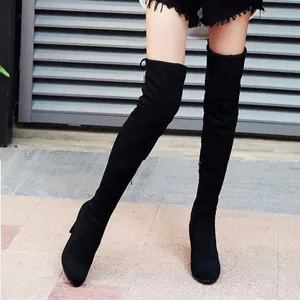 Elegante zwarte suède overknee laarzen met een dikke hoge hak voor vrouwen