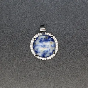 Detailansicht eines runden blauen Natursteinanhängers mit glitzernden Mikropave-Kristallen
