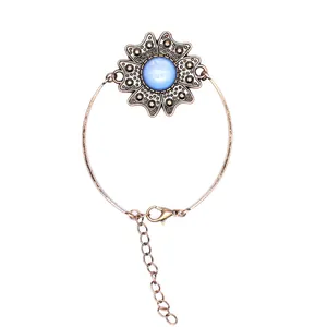 Nahaufnahme eines Vintage-Bronze-Blumenarmbands mit hellblauem Naturstein-Inlay.