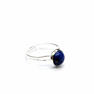 Primo piano di un anello in argento minimalista con pietra tonda di lapislazzuli