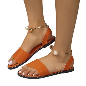 Sandales plates orange élégantes pour femmes avec brides de cheville à perles et métal