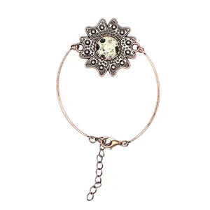 Detailansicht eines Vintage-Blumenarmbands aus Bronze mit Dalmatiner-Jaspis-Naturstein