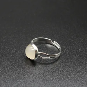 Dettaglio di un anello regolabile in argento con una pietra tonda bianca semplice