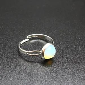 Dettaglio ravvicinato di un anello d'argento regolabile con una pietra di opale tonda