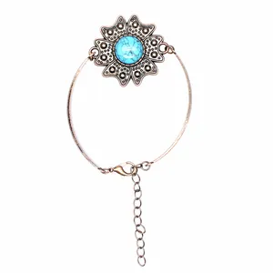 Vintage-Blumenarmband mit grünem Achatstein, Detail mit Karabinerverschluss und Kette