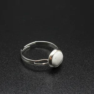 Primo piano di un anello regolabile in argento con pietra tonda in marmo bianco