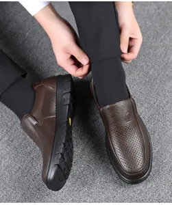 Vista dettagliata di scarpe casual in vera pelle marrone scuro con suola morbida