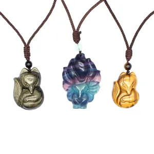 Detailansicht von Naturstein-Fuchshängern aus Obsidian, Fluorit und echtem Tigerauge.