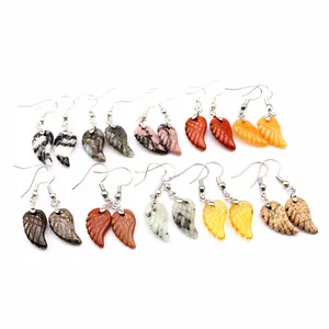 Variedad de texturas y colores en pendientes de piedras naturales con forma de alas