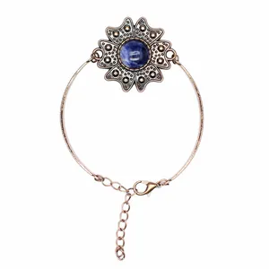 Detailansicht eines Retro-Bronze-Blumenarmbands mit blauem Naturstein-Zentrum