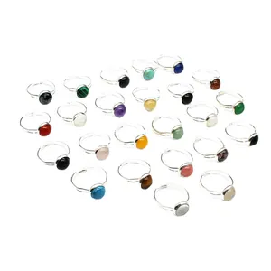 Collezione di anelli minimalisti con varie pietre naturali e fasce d'argento regolabili