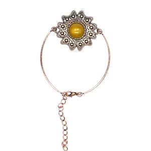 Detaillierte Ansicht eines Vintage-Bronze-Blumenarmbands mit gelbem Achatstein.