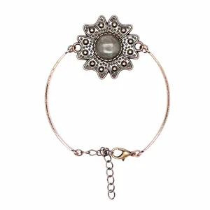 Nahaufnahme eines Vintage Blumen Armbands mit antikem Bronze-Finish und grau-grünem Achat