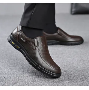 Dettaglio di mocassini da lavoro in pelle marrone con design slip-on e suola morbida