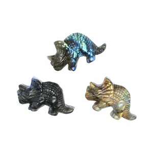 Detailansicht von drei Triceratops-Schnitzereien aus Labradorit mit blauen und goldenen Reflexen