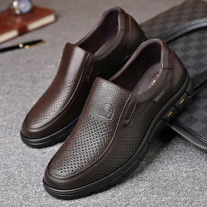 Dettaglio di scarpe in pelle marrone traforata da uomo in stile business casual chic