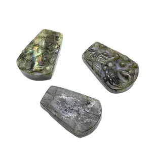 Ciondoli in labradorite naturale intagliati con sirene e spettacolari riflessi blu