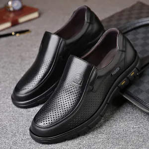 Dettaglio di scarpe casual da uomo in vera pelle nera con eleganti fori di ventilazione