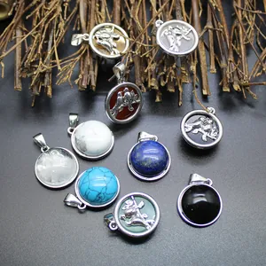Détail de divers pendentifs en pierre naturelle avec monture d'oiseau en argent