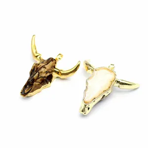Vista detallada de un colgante de cabeza de toro en resina con baño de oro 24K para hombre.