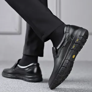 Primo piano di scarpe casual da uomo in pelle nera con suola morbida antiscivolo