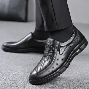Vista dettagliata delle scarpe slip-on in pelle nera da uomo con design traforato