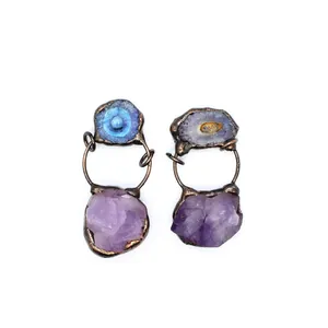 Detailansicht von natürlichem lila Amethyst-Rohstein und blauem Solarachat-Anhänger