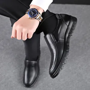 Dettaglio scarpe da uomo in pelle nera traspirante stile business casual senza lacci