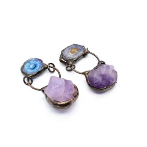 Detailansicht der Ohrringe mit natürlichem Amethyst und Sonnenachat in antikem Bronze