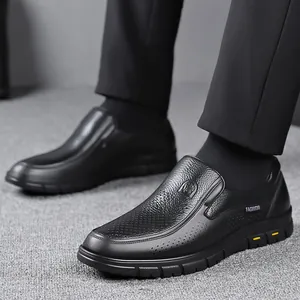 Dettaglio ravvicinato di scarpe casual in pelle nera con trama traforata elegante