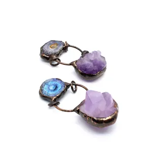 Detaillierte Nahaufnahme von Anhängern aus natürlichem Amethyst und Solarachat-Rohstein