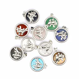Vue détaillée de pendentifs oiseaux en pierres naturelles multicolores montés sur argent.