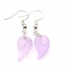 Detalle de pendientes de piedra natural púrpura en forma de ala con ganchos plateados.