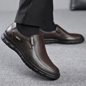 Dettaglio scarpe casual da uomo in pelle marrone con design traforato sulla parte laterale