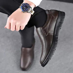 Dettaglio di mocassino casual business in pelle traforata marrone di alta qualità