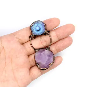 Detaillierte Ansicht eines handgefertigten Anhängers mit Amethyst und blauem Achat