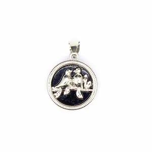 Vue détaillée d'un pendentif oiseau argenté avec incrustation de grès bleu scintillant