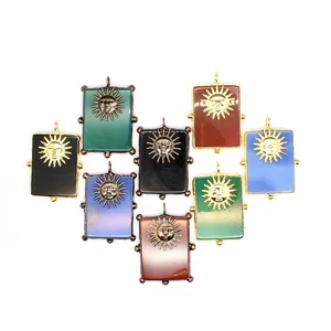 Vue détaillée de divers pendentifs soleil en pierre naturelle avec cadres en métal vintage