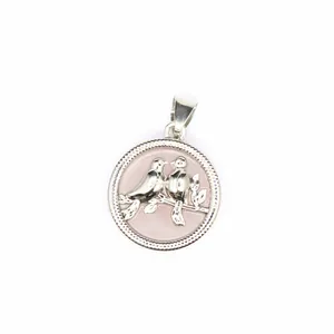 Pendentif oiseau argenté élégant avec pierre naturelle rose sur fond blanc.