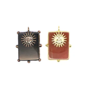 Vue détaillée de pendentifs soleil en pierre naturelle en agate noire et rouge