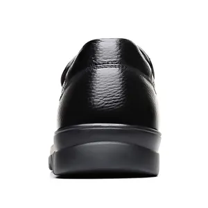 Primo piano del tallone robusto e della suola morbida delle scarpe da lavoro in pelle nera